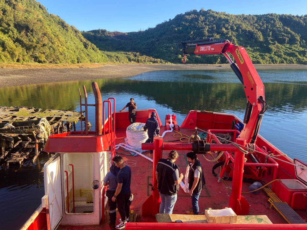 Equipo técnico en operación marítima